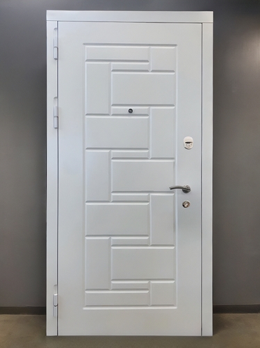 Белая дверь с фрезерной резкой