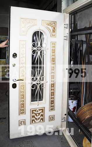 Дверь с резьбой и ковкой (внутри) Дверь с резьбой и ковкой (внутри)