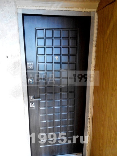 Дверь с фрезеровкой в квартире Дверь с фрезеровкой в квартире