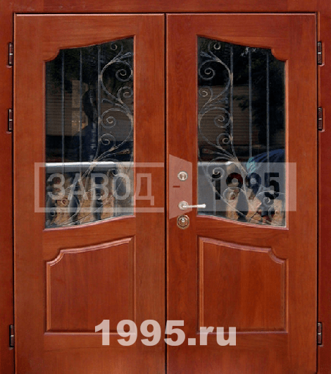 Металлические двери в коттедж из массива дерева