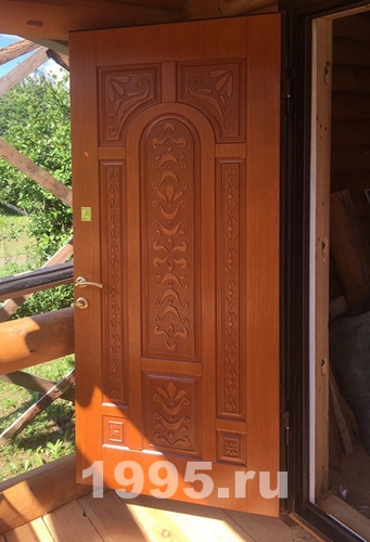 Коричневая дверь с фрезеровкой Коричневая дверь с фрезеровкой