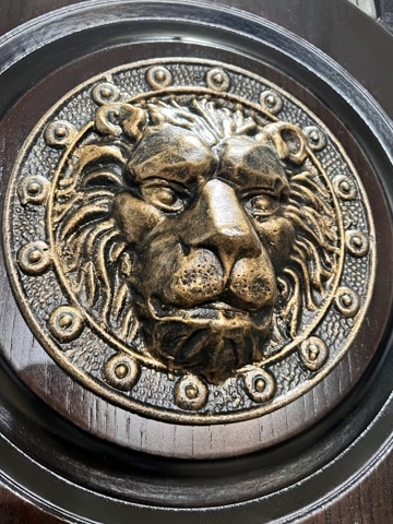 С головой льва