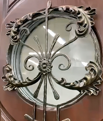 Двери с ковкой